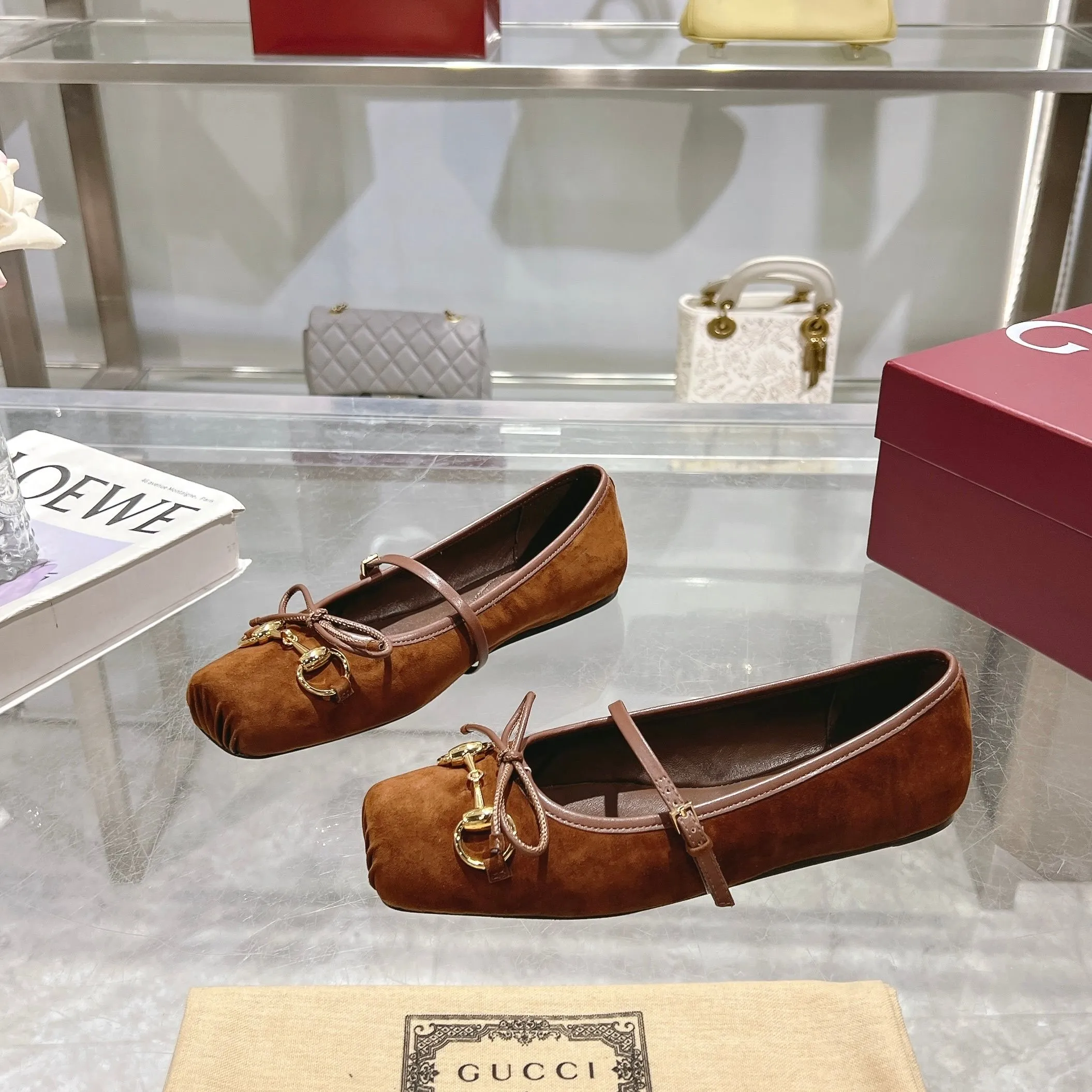 👟👟Ex-factory price 560👟👟 Gucci Horsebit series women's ballet flats. This iconic horsebit ballet flats features a square toe design and elegant bow details, paying tribute to the traditional ballet shoe style. This piece is crafted from Gucci ankh leather and embellished with a light gold-tone horsebit buckle. A 'sacchetto' construction with a soft, padded insole provides a great fit. ✅Size: 35-42 (customized for 40-42) ✅Sole material: Imported Italian genuine leather sole ✅Packaging: Brand new red box packaging
